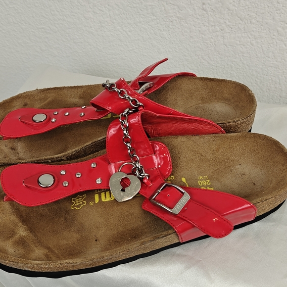Birkenstock TATAMI RED Patent Leather Chain Key Locket Thong SANDALS 9.5 Narrow - Picture 7 of 11
